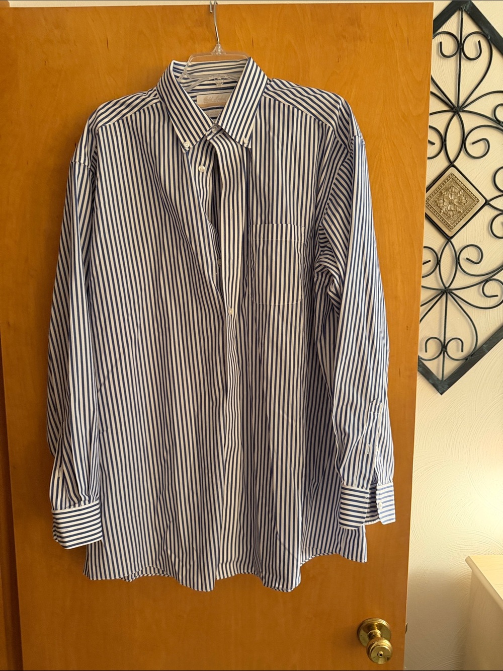 Roundtree & Yorke gold label Men's Blue and white striped dress shirt
